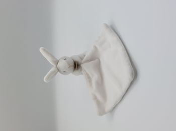 DOUDOU ET COMPAGNIE peluche lapin blanc et son mouchoir TTBE - Étiquette coupée