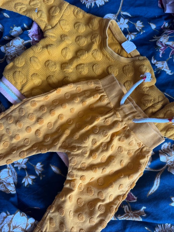 Ensemble jogging bébé – Taille 6 mois – Jaune moutarde 👶