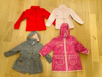Lot de 2 gilets et 2 manteaux fille taille 4-5 ans