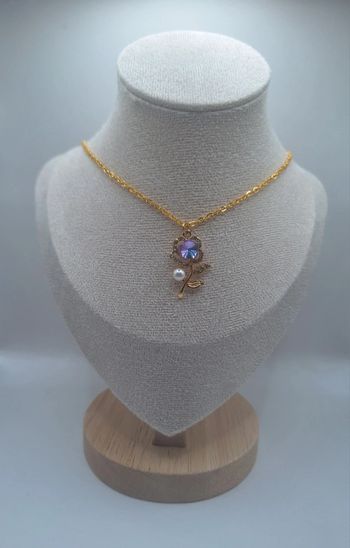 Collier fleur avec sa perle