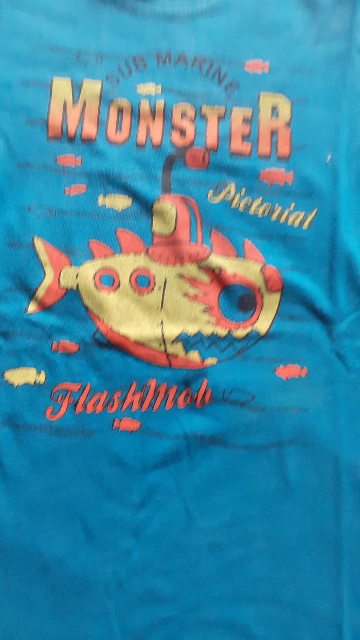 Tee-shirt bleu motif sous marin monstre - photo numéro 2