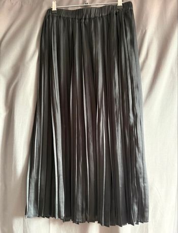 Longue jupe noir plissée en satin parfois taille unique en très bon état 