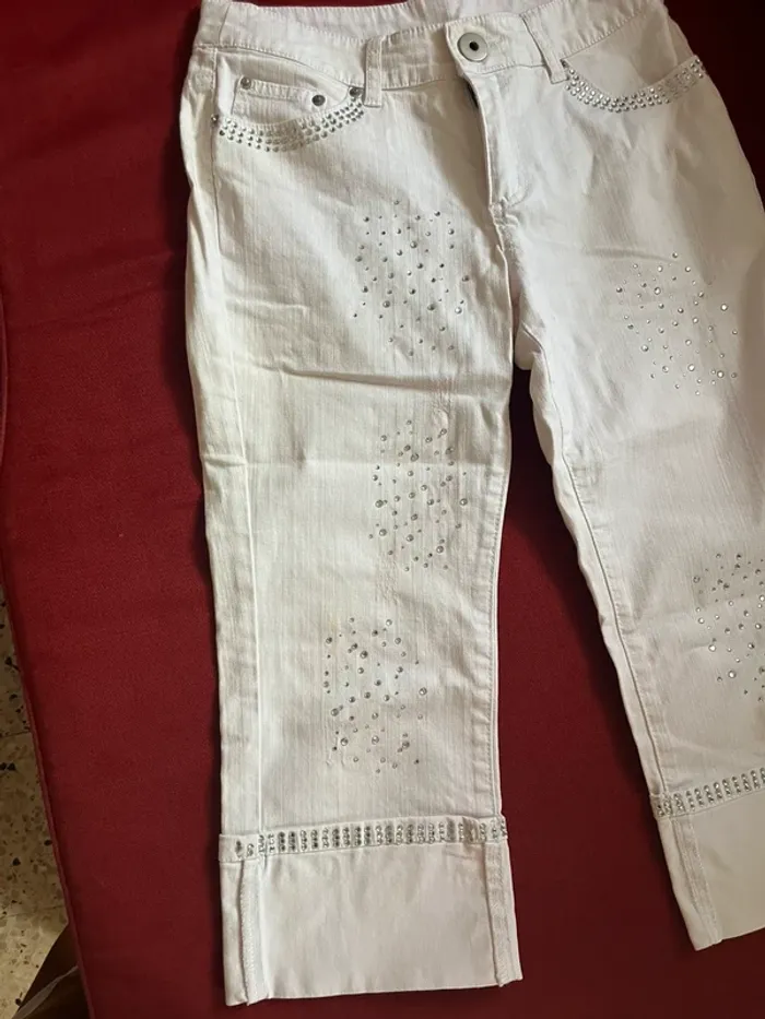 Pantacourt en jean blanc avec strass - photo numéro 2