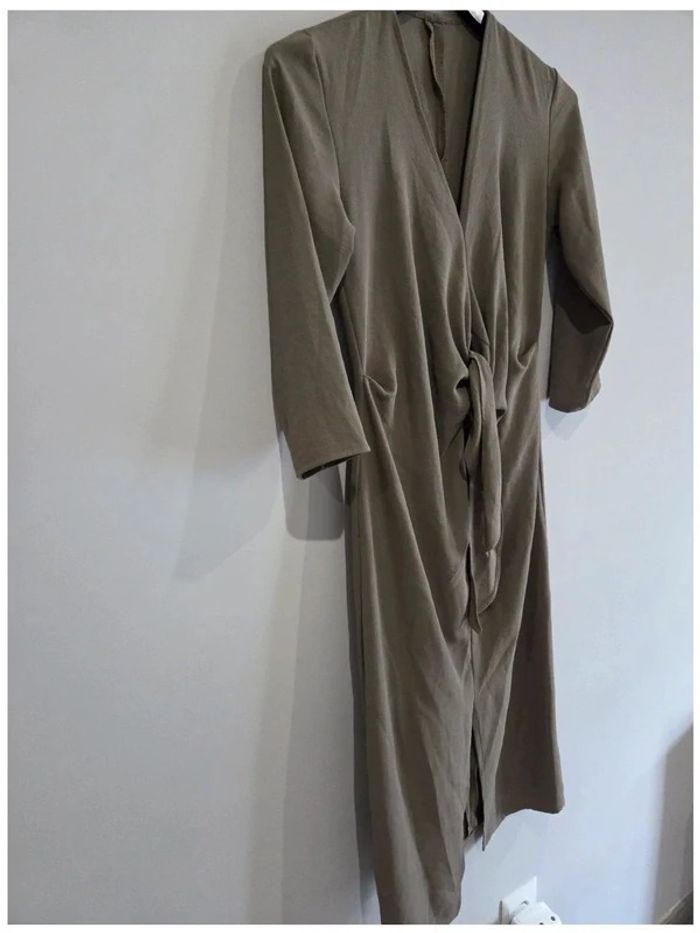 Robe midi formelle à manches 1/2 fluide, ornée d'un nœud au niveau du décolleté - photo numéro 3