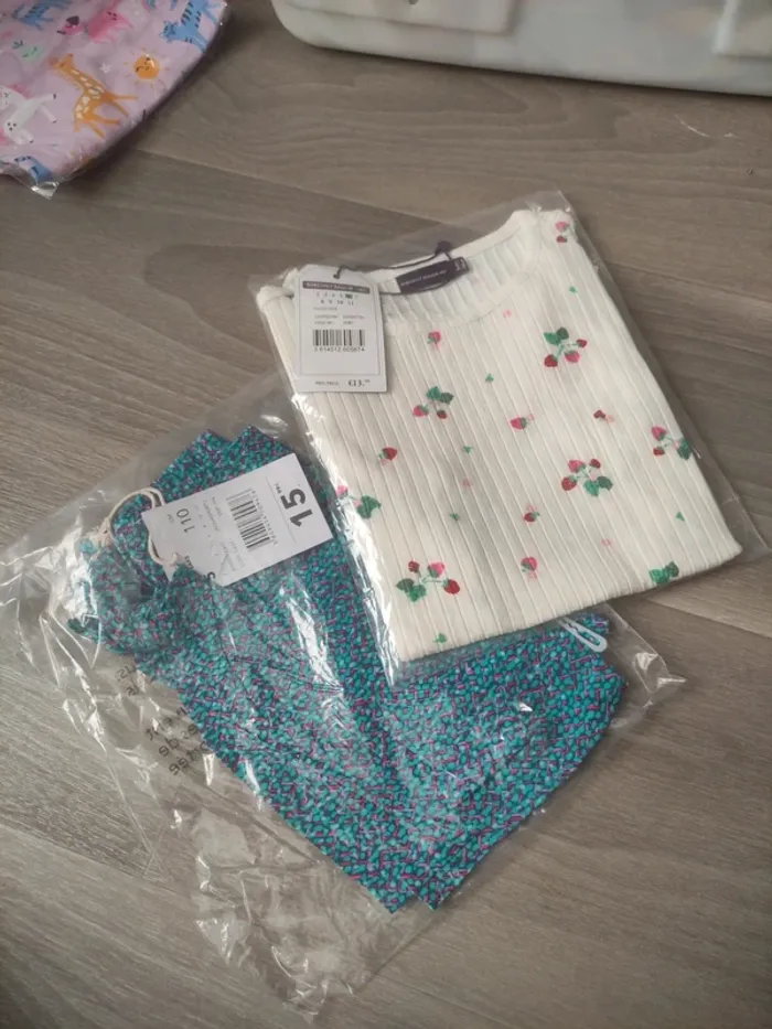 Ensemble short et tee shirt taille 5 ans neuf avec étiquette
