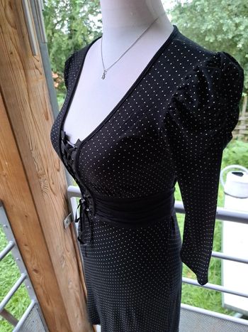 Robe à pois cintrée élégante 💮