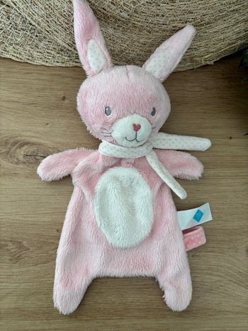 Doudou plat lapin rose blanc écharpe pois tex 