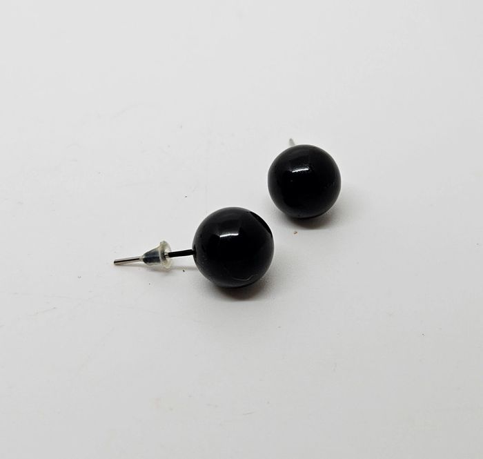 Paire de boucles d'oreilles. Neuve. Grosse boule noire