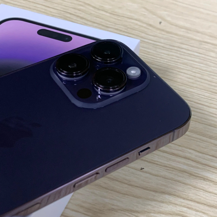 Une iphone quatorze pro max - photo numéro 2