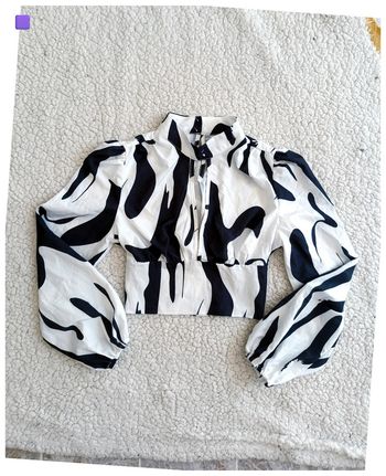 Crop top manches longues noir et blanc imprimé abstrait arty y2k