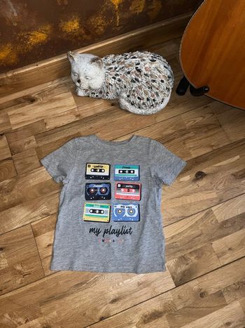 Joli t-shirt gris motif cassettes la redoute très bon état 4 ans/104cm