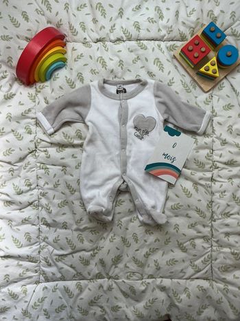 pyjama grenouillère en velours blanc et gris 3 mois ouverture devant 3 kilos sept
