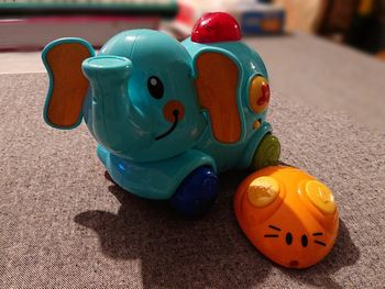 Petit éléphant avec souris, télécommandé pour les touts petits