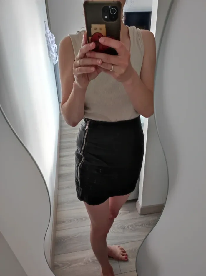 Mini jupe en simili cuir noir Zara XS - photo numéro 6
