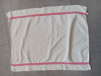 torchon blanc avec bandes rouge brodé RP Vintage (micros trous)