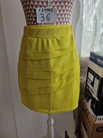 Jupe, jaune, en polyester, en très très bon état, longueur 45cm, marque Women only=4€