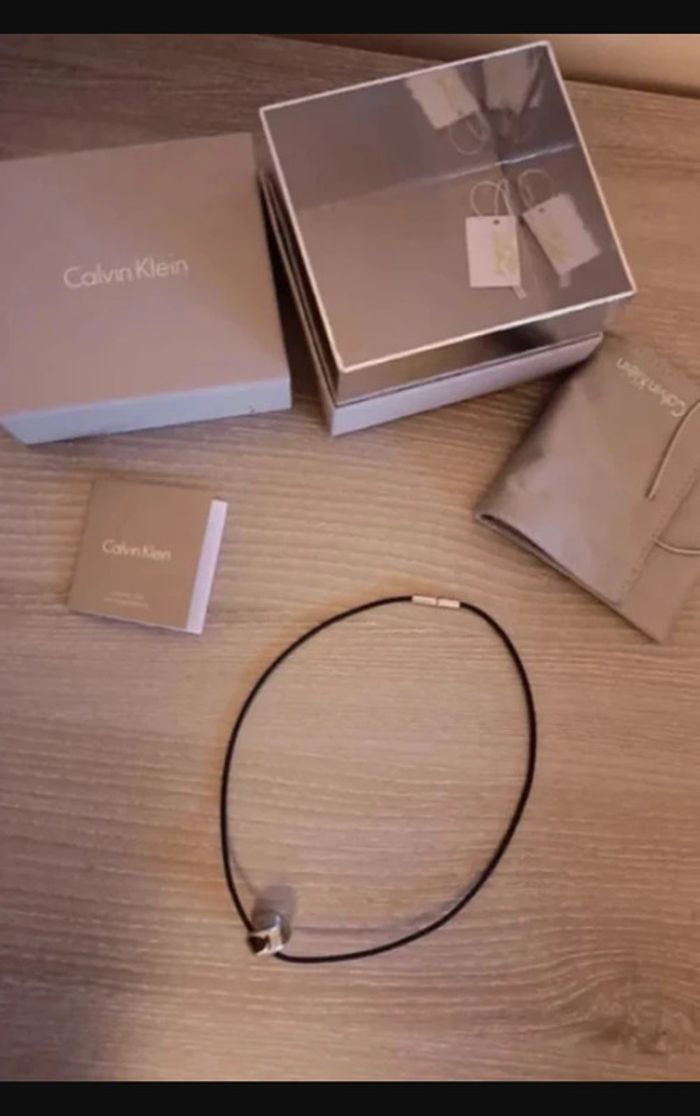 collier boule argenté et cordon noir Neuf sans étiquette Calvin Klein