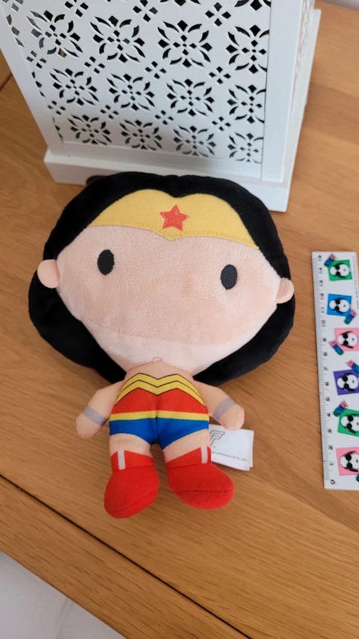 Peluche Wonder Woman officielle - photo numéro 3
