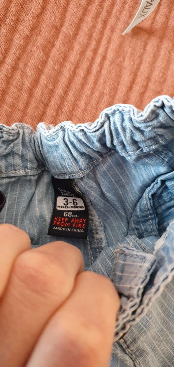 Short en jean Zara Baby taille 3 / 6 mois - photo numéro 2