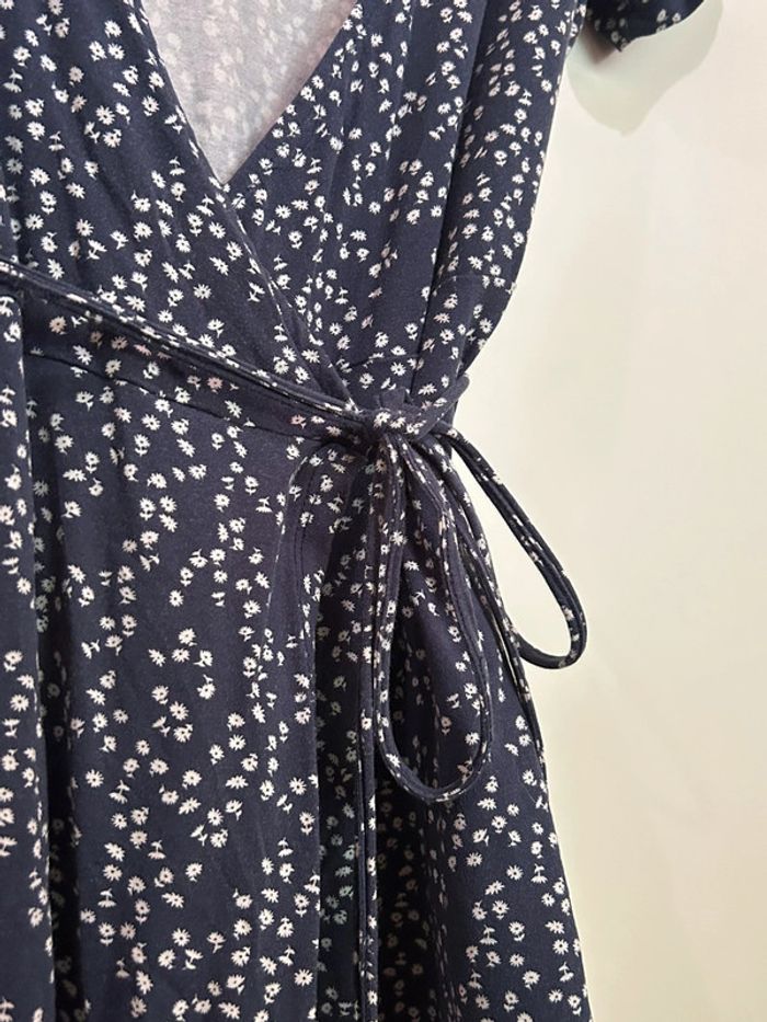 672 – robe cache-cœur à manches courtes bleu marine et fleurie blanche Pull&Bear - photo numéro 3