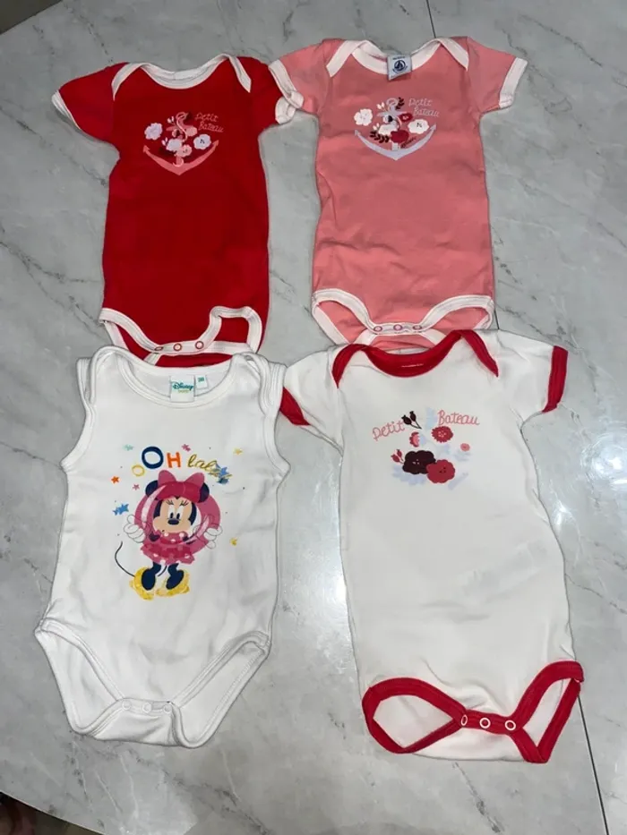 Lot 4 bodies manches courtes
