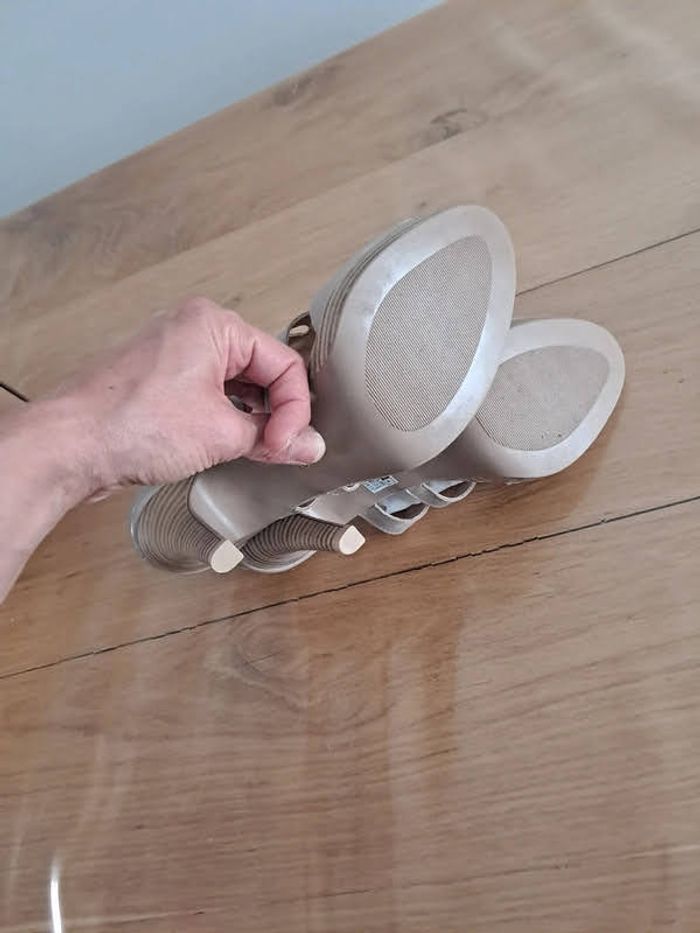 Sandales a talons BATA neuves - photo numéro 4