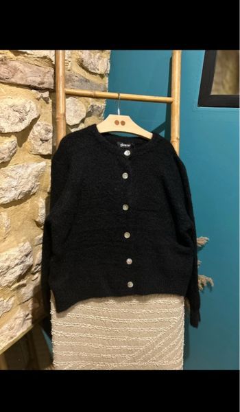 Cardigan doux noir • boutons nacrés