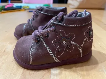 Baskets bordeaux foncé avec fleurs type Kickers