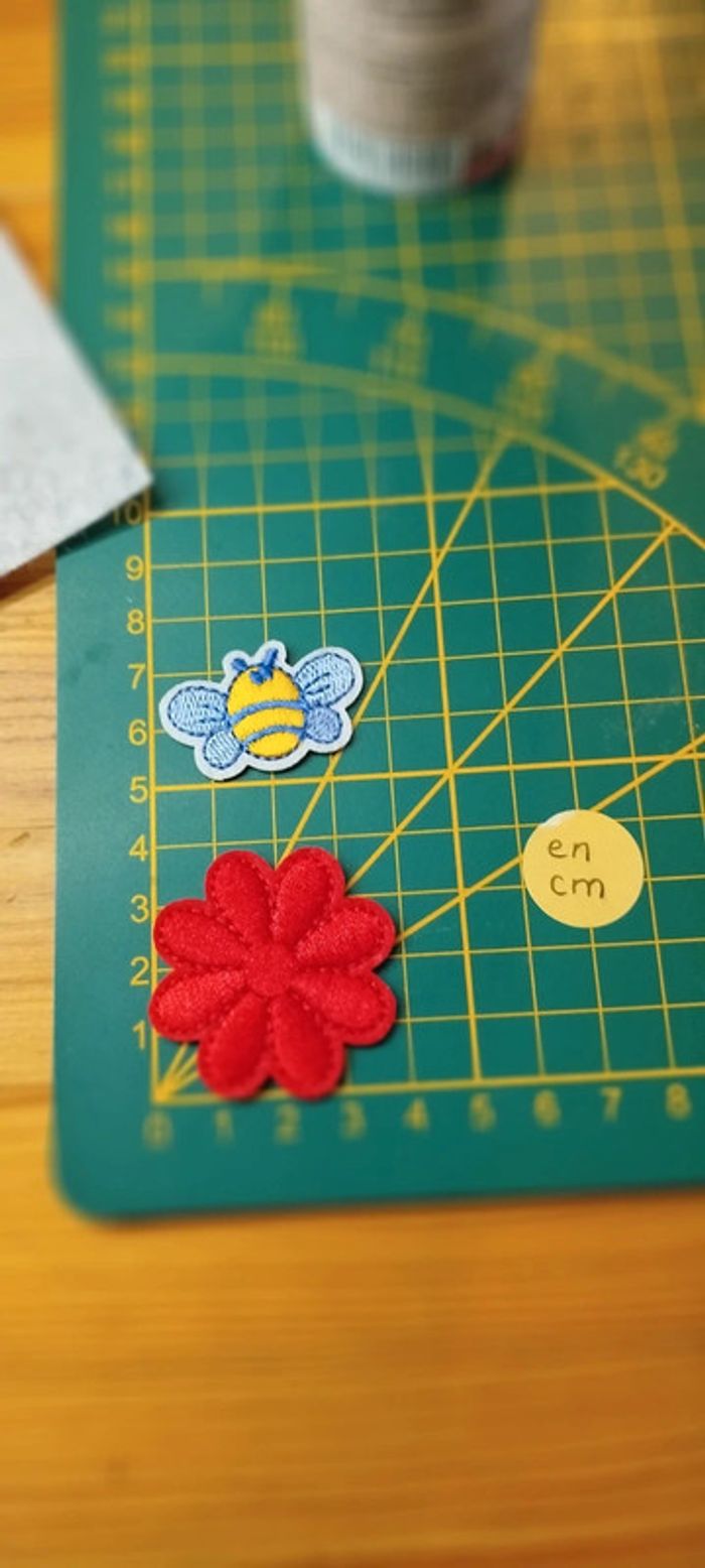 🍄 lot de deux écussons fleur et abeille - photo numéro 2