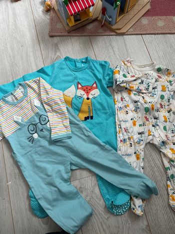 Pyjama une pièce bébé taille 6 mois 9mois