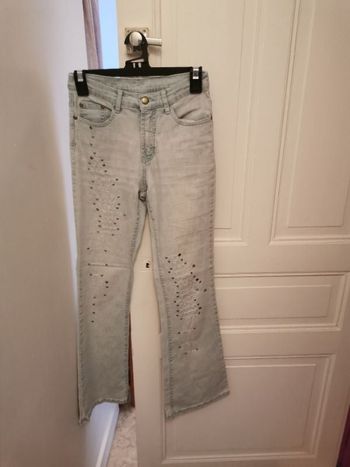 Jean's évasé bleu clair fantaisie argentées et perles, trous sablés