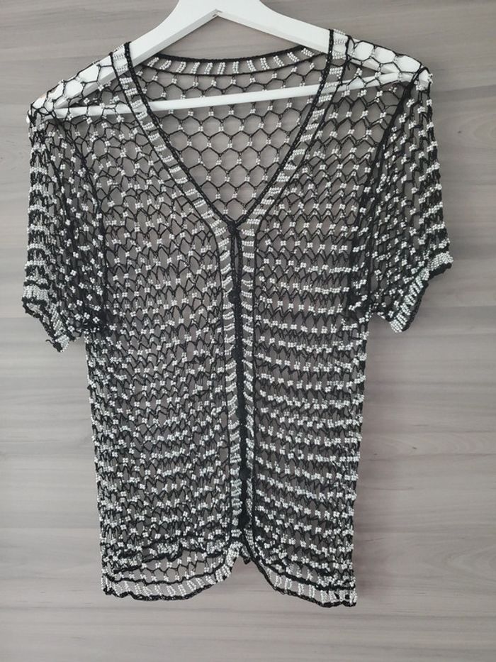 Top crocheté avec perles argentées