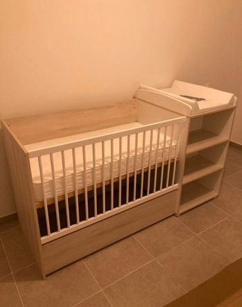 Lit bébé combiné avec table à langer et évolutif