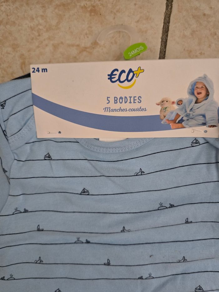 Lot bodys Manches courtes et shorts 24 mois - photo numéro 2