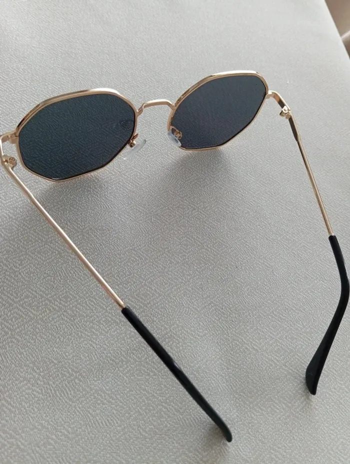 Paire de lunettes de soleil neuve - photo numéro 5