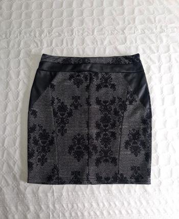 Jupe femme  , grise et noire  , tissu et simili cuir  , Jus d'orange  , taille L , rock / gothique