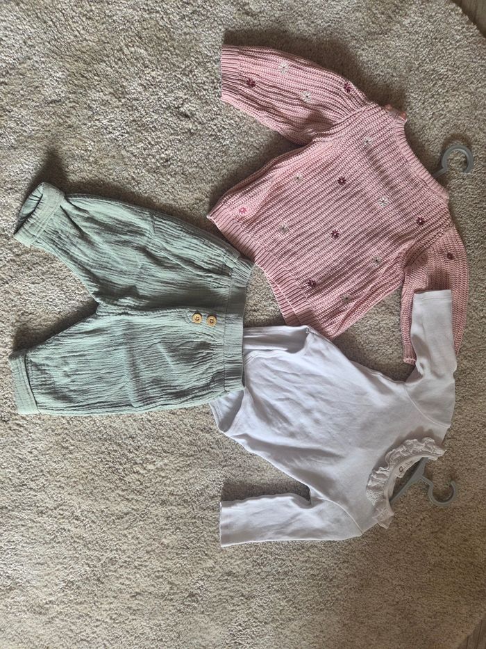 Ensemble (Vert Baudet) : pantalon en gaze de coton et body avec col + petit pull (Fashion Private Company).