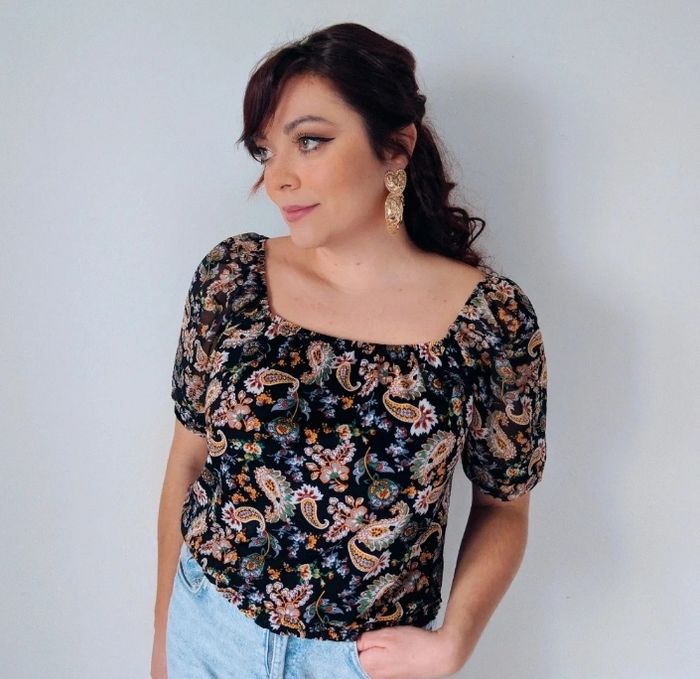 Blouse à manches courtes noire à motifs fleuris cachemire tendance printemps Marque Cache cache Taille 40 L - photo numéro 3