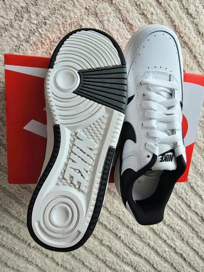 Basket Nike noir et blanche - photo numéro 3