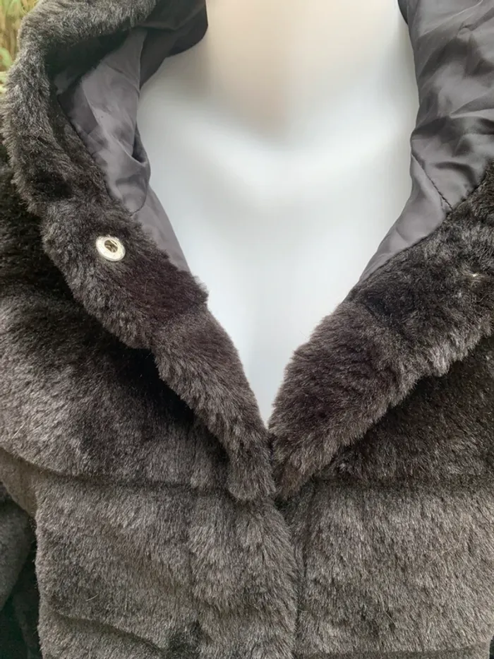 Manteau Tissaia fausse fourrure à capuche taille -38-40 - photo numéro 5