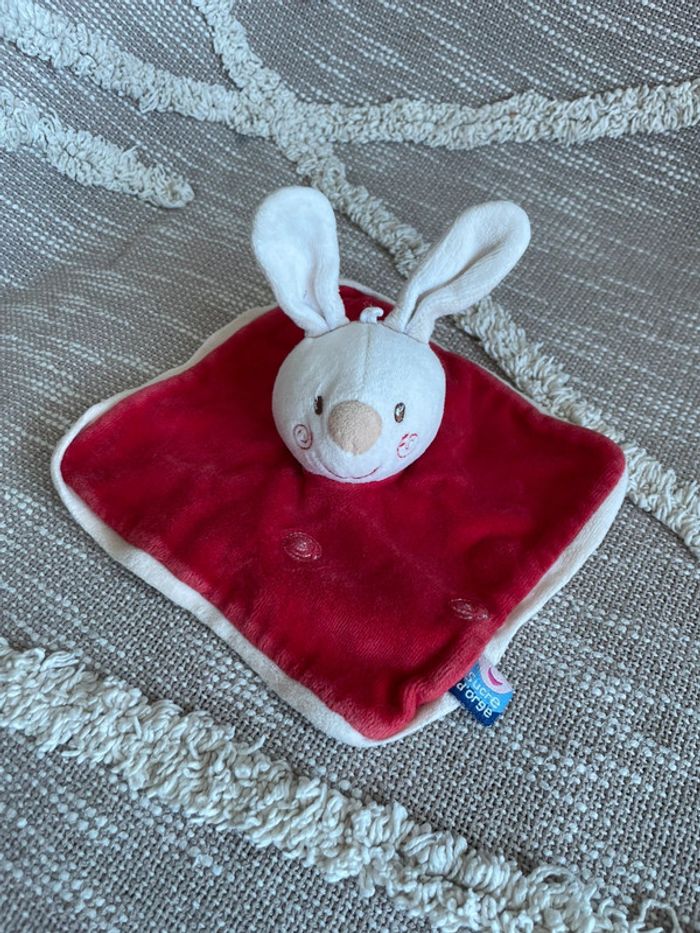Peluche doudou plat 17cm sucre d’orge lapin blanc et rouge très bon état