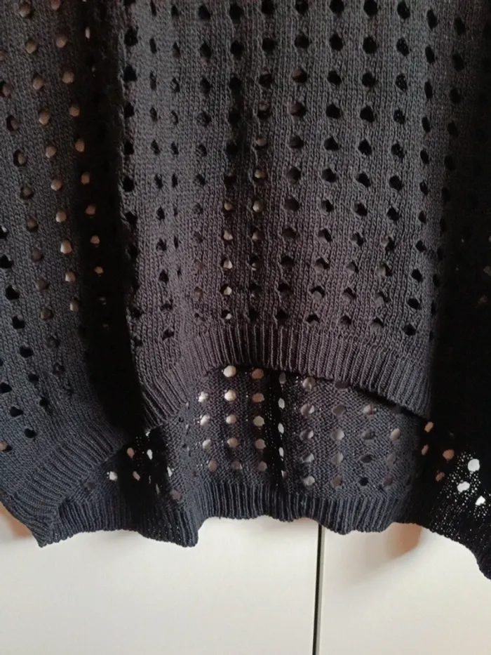 Pulls maille à trous noir ou blanc col V - photo numéro 8