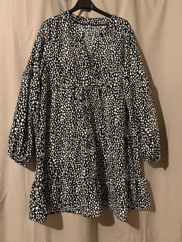 Robe à pois noire et blanche