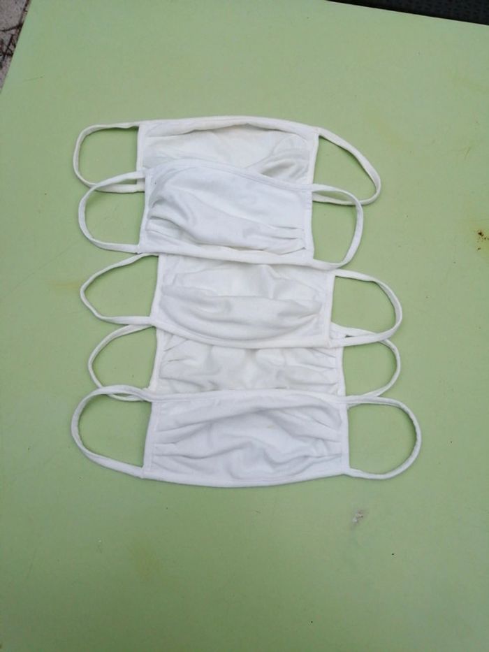 Masques en tissus blancs