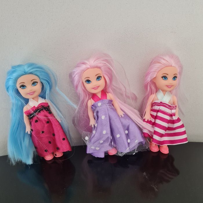 Lot de petites poupees