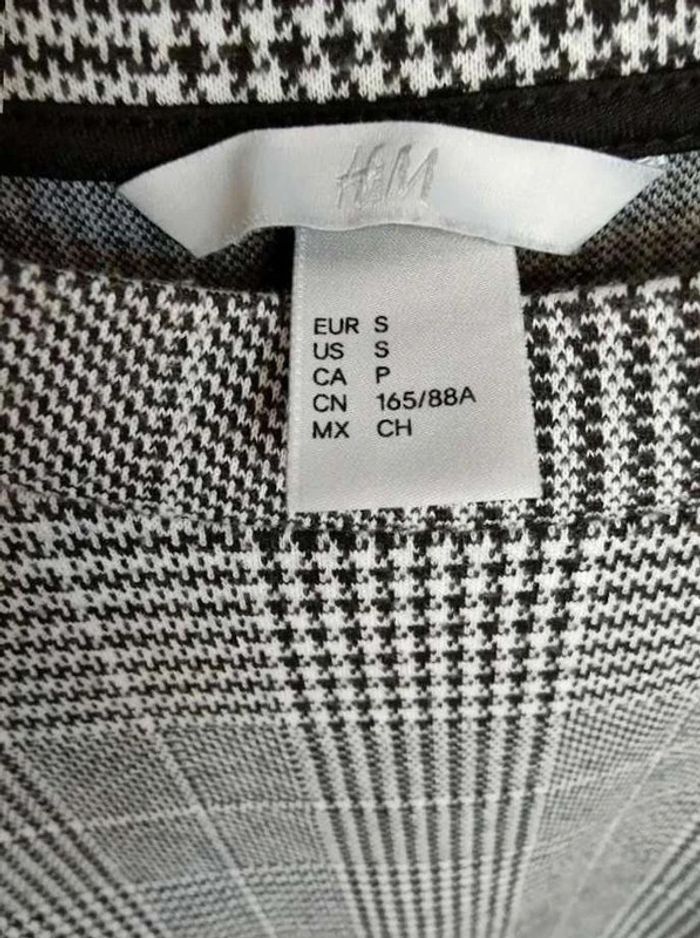 Top H&M à carreaux gris et blanc, manches évasées, allure chic et graphique - photo numéro 2