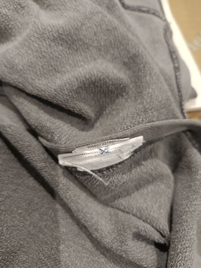 Sweat gris Kiabi 12 ans avec strass étoiles sur les manches - photo numéro 3