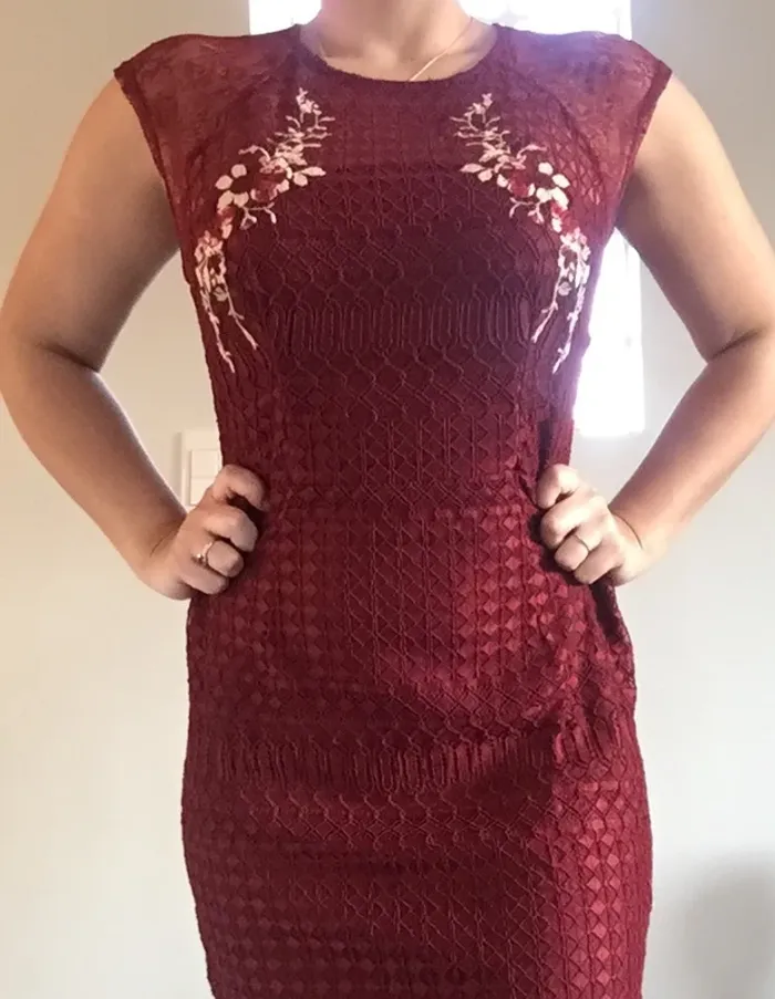 Robe bordeaux élégante broderies