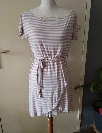 Jolie robe avec ceinture taille unique