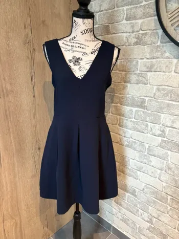 Robe bleue nuit chic dos nu avec un noeud taille 2